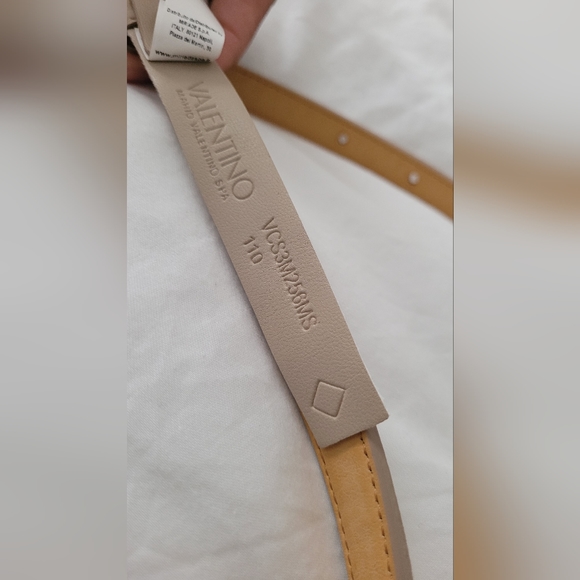 AUTH VALENTINO SHINNY BELT - Picture 4 of 8